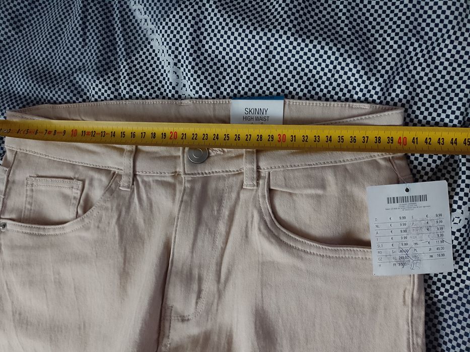 Pantaloni elastici cu talie înaltă