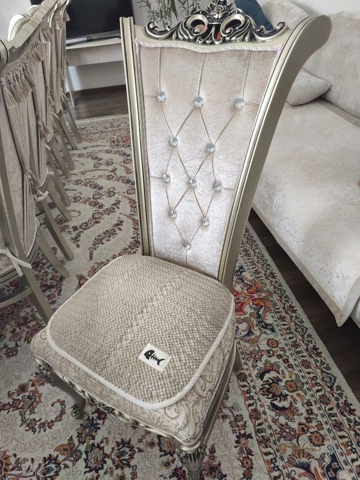 Стол и 17 стулья