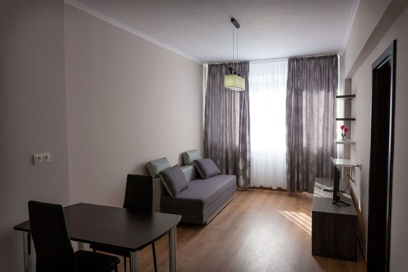 Inchiriez apartament 2 camere, bloc nou, complet mobilat utilat, etajul 2