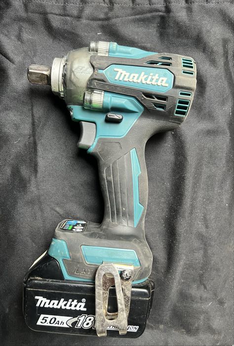 Vand bormasina de impact Makita(3buc) acumulatori 5 Ah si statie dubla