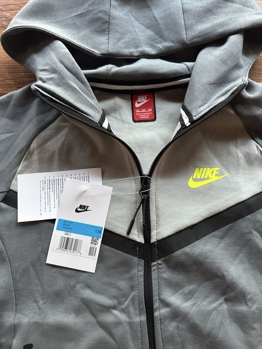 Детски,памучен,сив екип Nike със зелено лого,активен джоб на ръкава на горнището