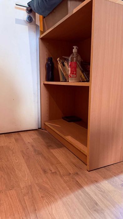 ПОДАРЯВАМ комплект офис мебели, бюра и шкафове. Всичко заедно