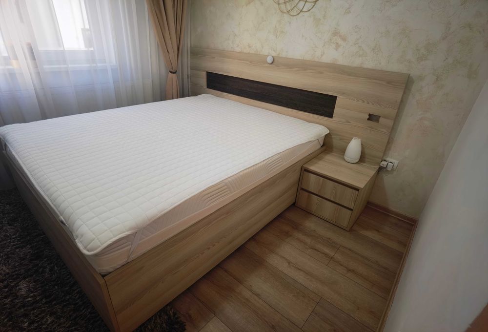 Vând pat 200/160 cu 2noptiere și somiera