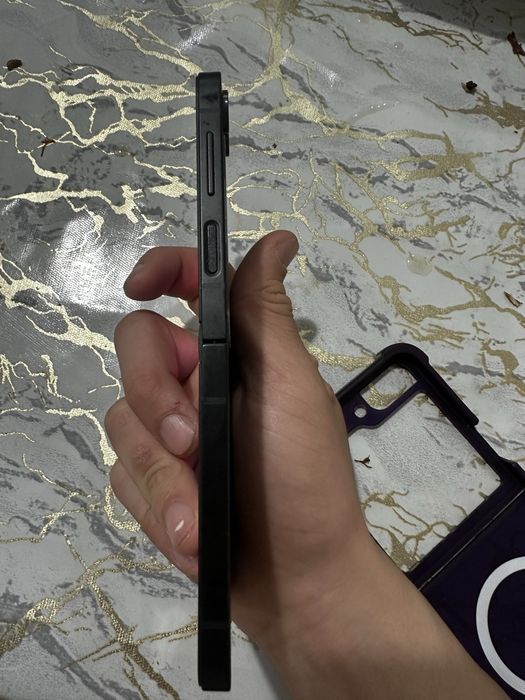 продается телефон самсунг Z flip 7 Fe