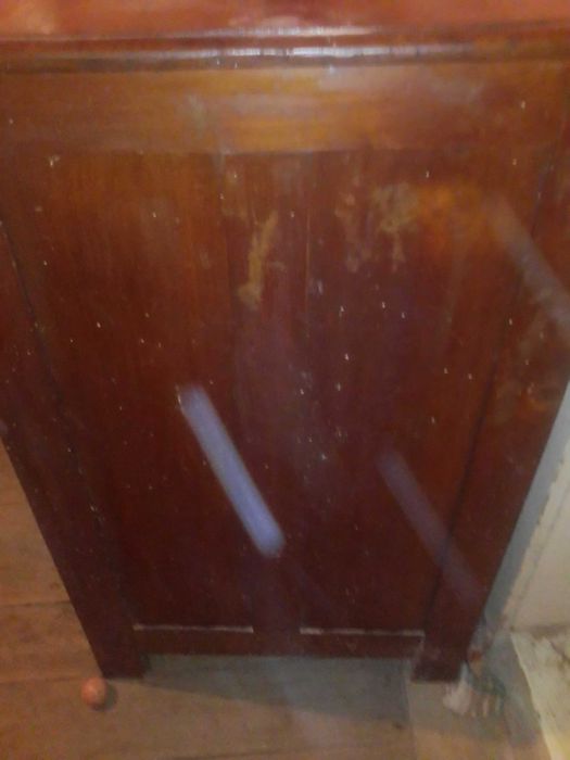 Продавам античен скрин със чекмеджета на ниска цена