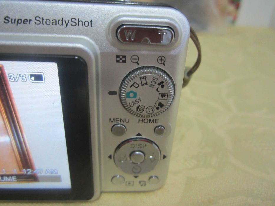 Aparat de fotografiat Sony  cu incarcator ,4 baterii ,card 4 gb