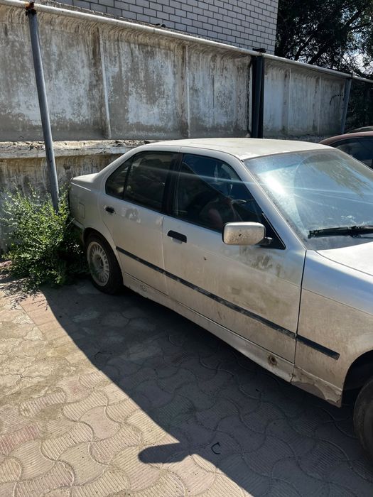 Продаю машину бмв е36 разбор или полностью