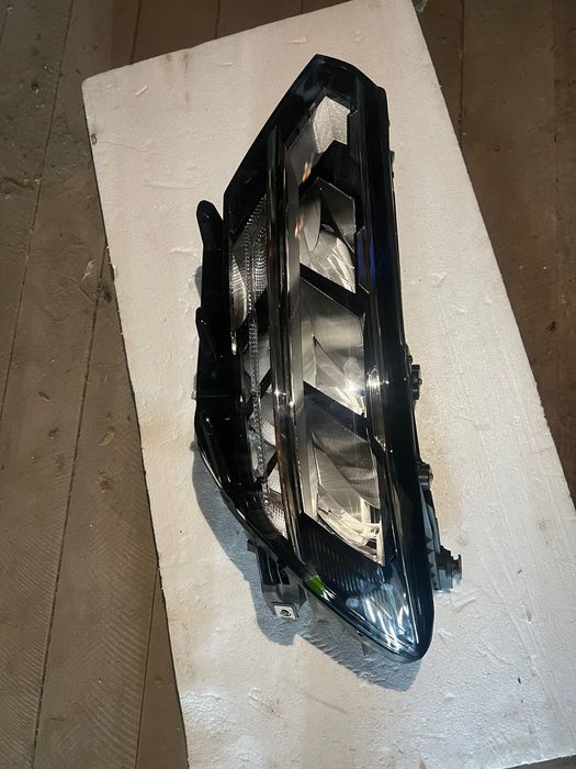 Faruri fata vw passat B8