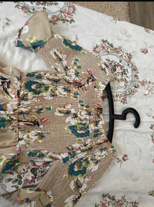 Vand rochie eleganta cu volane