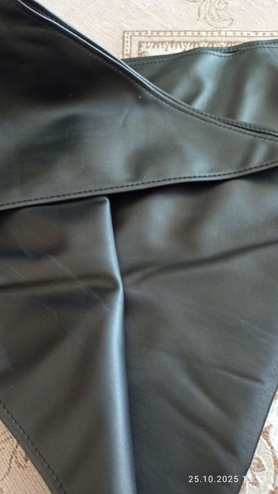 Кожаная черная косынка