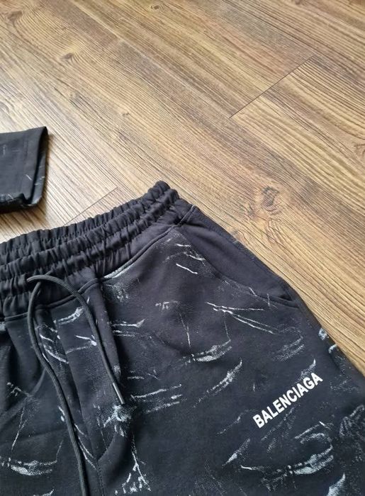 Мъжки екип BALENCIAGA  размер S 

Най-висок клас материя и

изработк