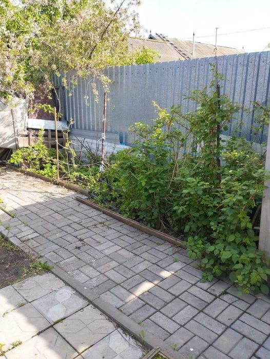Дом в городе с ухоженным участком