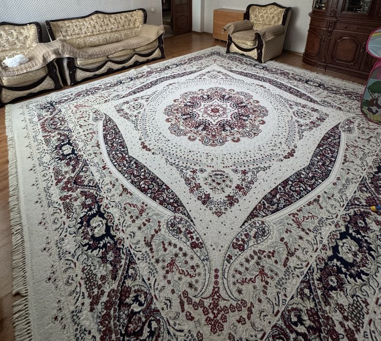 Продам ковер 4 на 4 метра в хорошем состоянии