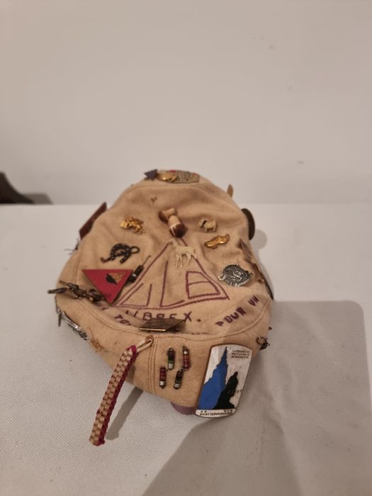 Toca studenteasca belgiana ULB, anii 1960, decorata cu insigne