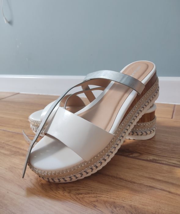 Дамски бели сандали