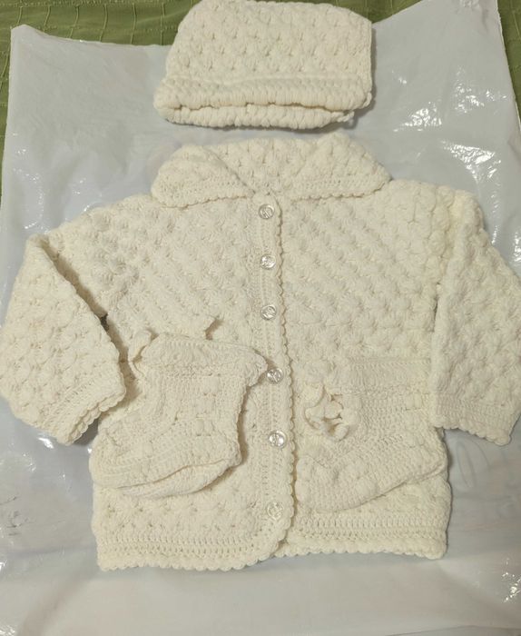 Ръчно плетени бебешки жилетки, шапки, елечета.