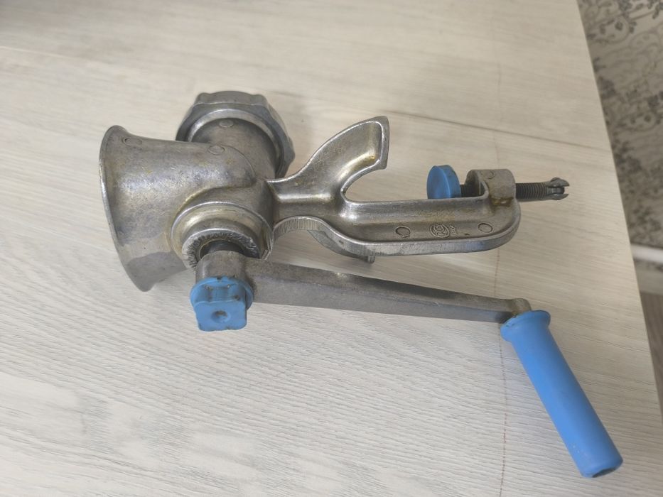 Продам ручную мясорубку