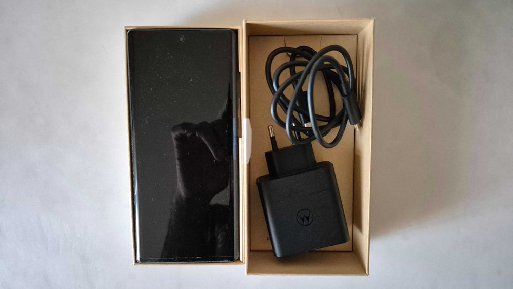 Vand Motorola Edge 30 Ultra, black. Garantie extinsa 2 ani.