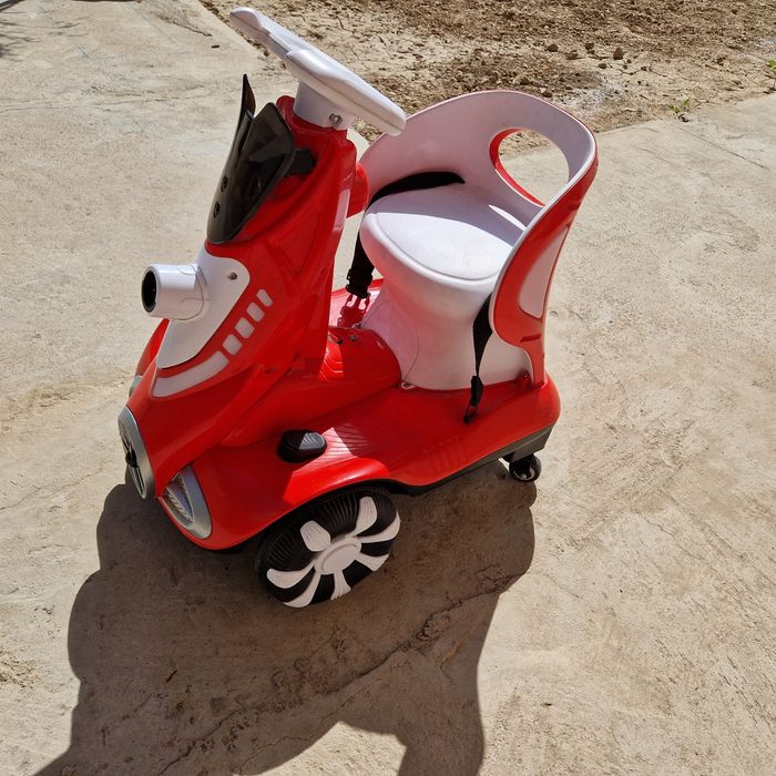 Машинка красного цвета