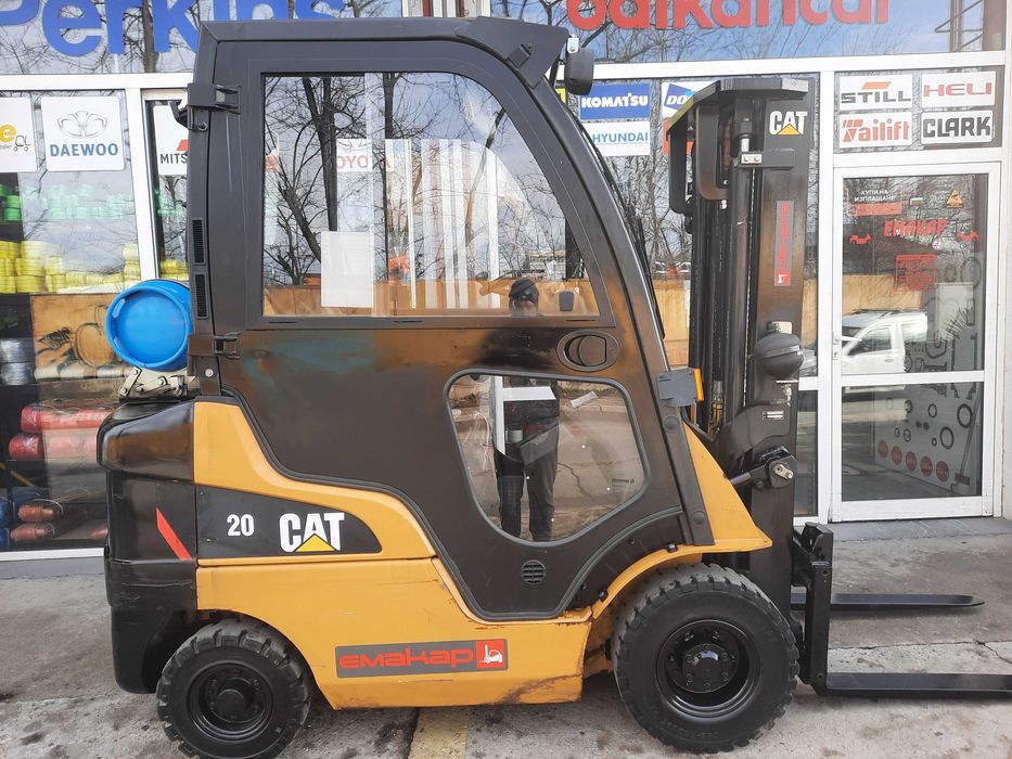 Газокар Катерпилар и Ножична палетна количка с товароподем 1500кг.