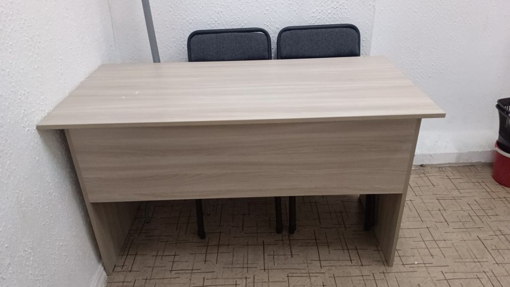 Продам письменный стол и 6 стульев.