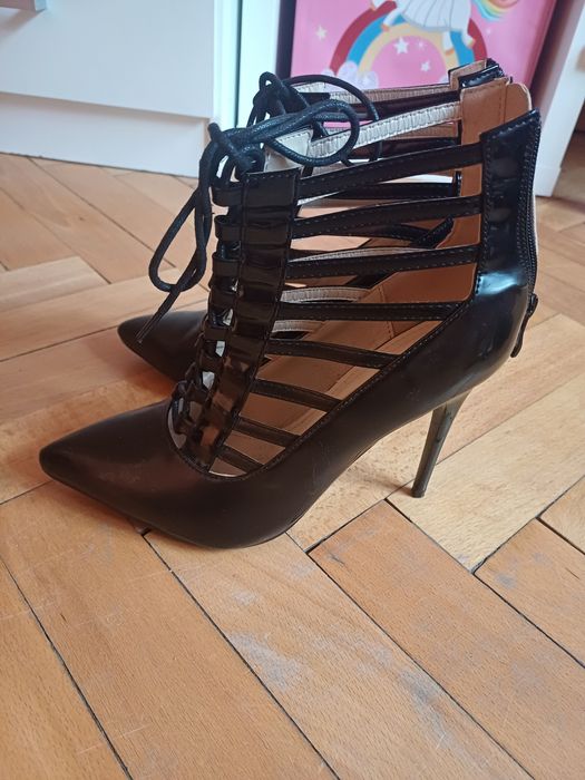 Черни лачени дамски обувки на висок ток