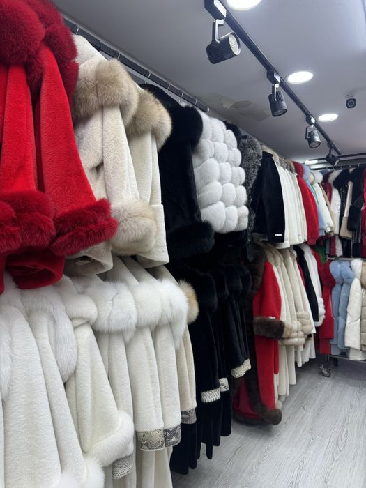 Vand haina din lana Alcantara cu vulpe naturala la 1200 lei