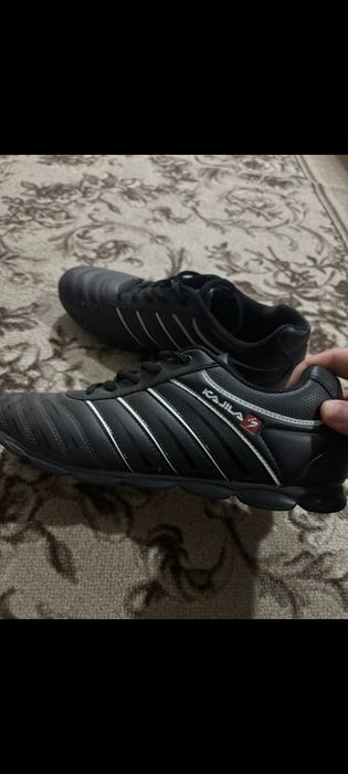 Продам спортивную обувь