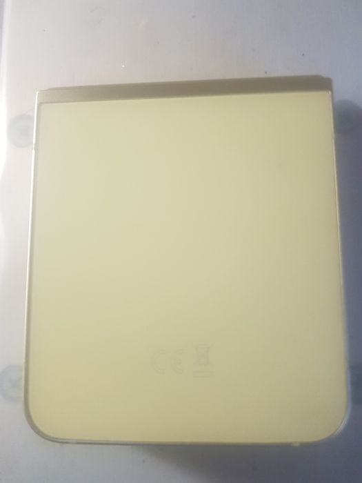 Прродавам Samsung Zflip 6  256gb.за части..златист с кутия