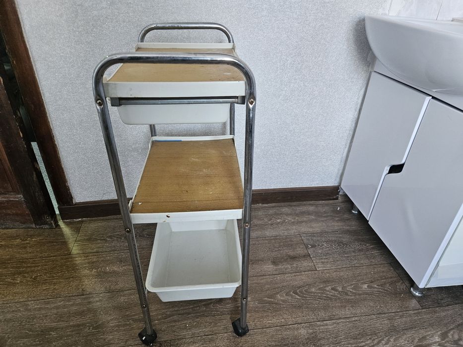 Продаю помощник в парикмахерскую . 2 кресла .