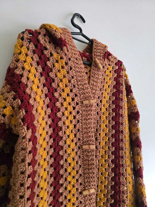 Ръчно плетено палто с качулка