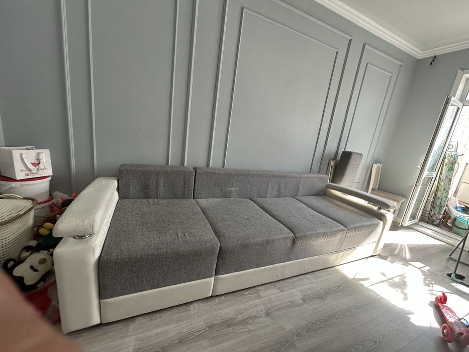Угловой диван серо белого цвета