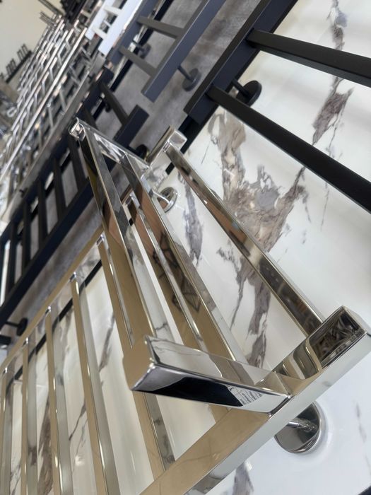 Полотенцесушитель с полочкой от производителя с гарантийным талоном.