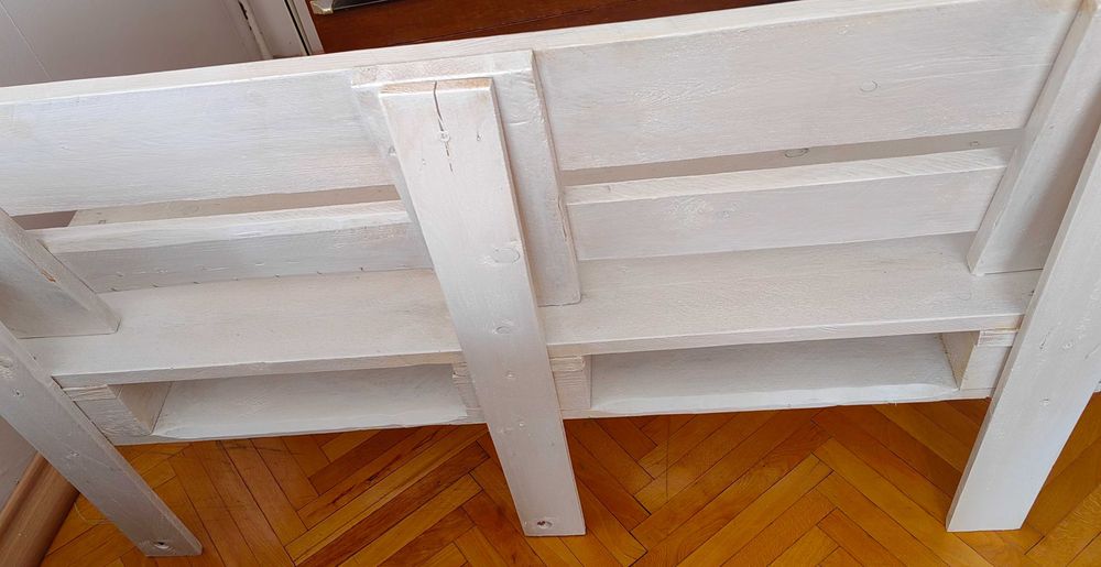 Бяла пейка от палети