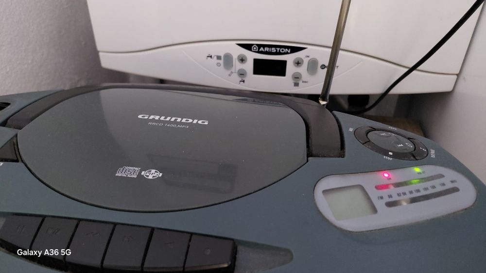 Vând radio casetă CD