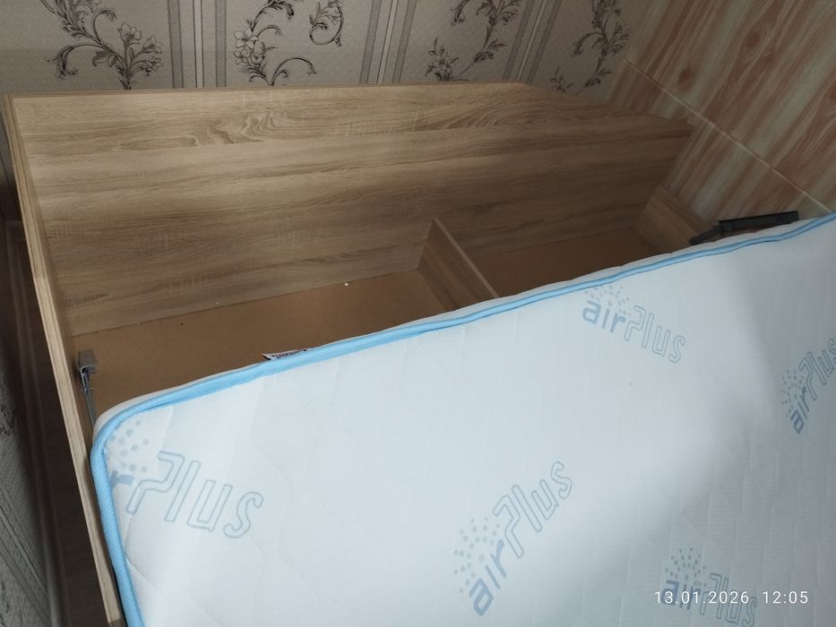 Легло и матрак с повдигащ механизъм