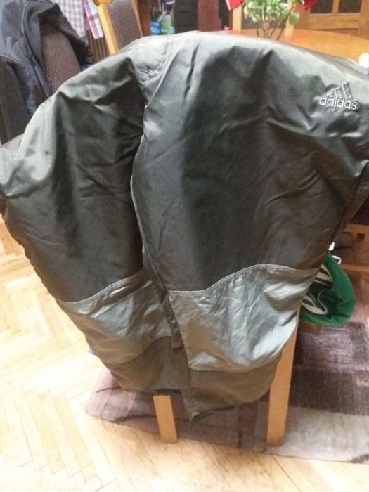 Vand o pereche de pantalon Adidas originali