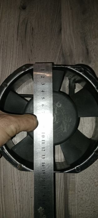 Вентилятор промышленный работает