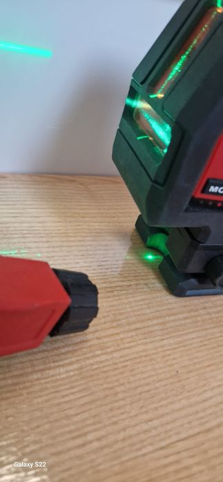 Milwaukee nivela cu linii -punct