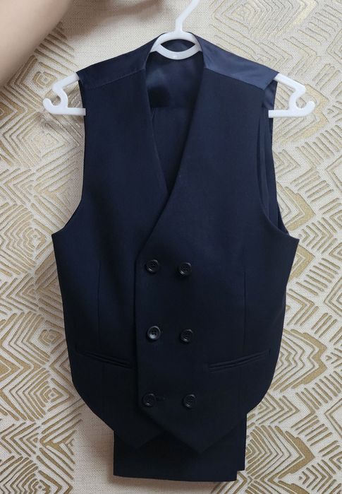 Костюм тройка(пиджак,брюки,жилетка) на 8 лет(2ой класс)