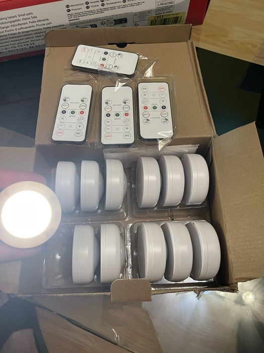 Чисто нов ГОЛЯМ комплект  9 бр. Безжични RGB LED Лампички с 4 Дистанционни