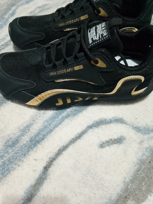 Кроссовки обсолютно новые