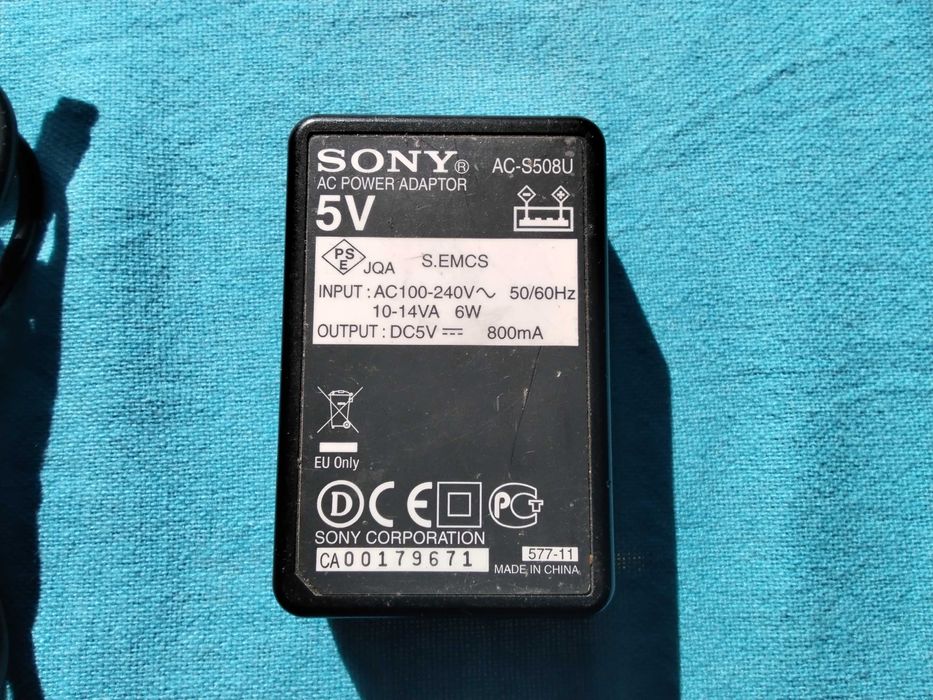 зарядно устройство за уокмъни  смартфони ,мини дискове на сони