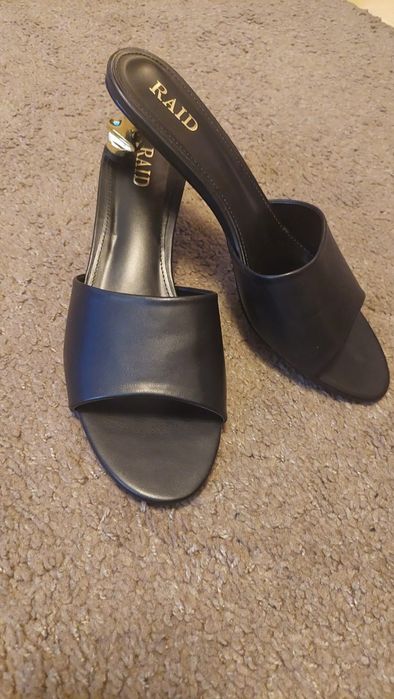 Vând Papuci de casă-black măsura 40 .