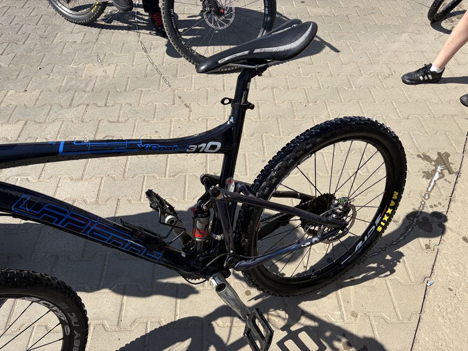 Bicicletă full suspension
