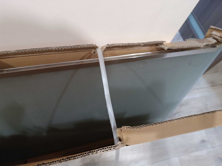 Продавам чисто нов параван за баня с размери: 1990x835x60 mm.