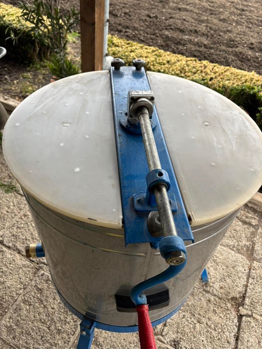 Центрофуга за вадене на мед