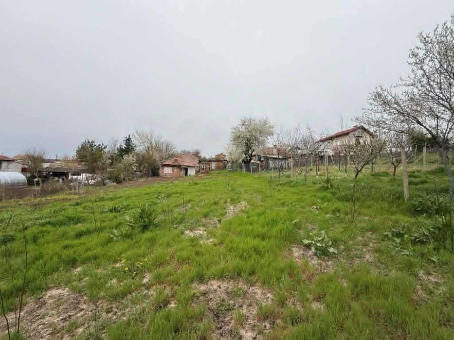 Продавам имот със сграда,гараж и парцел в с.Червена вода област Русе