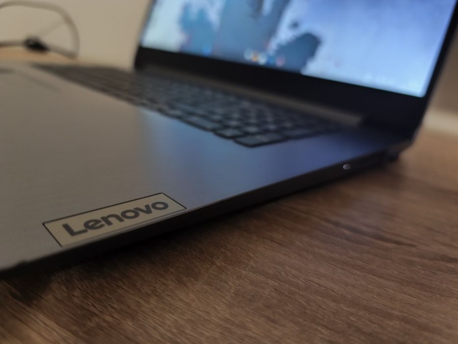Laptop Lenovo// folosit foarte puțin