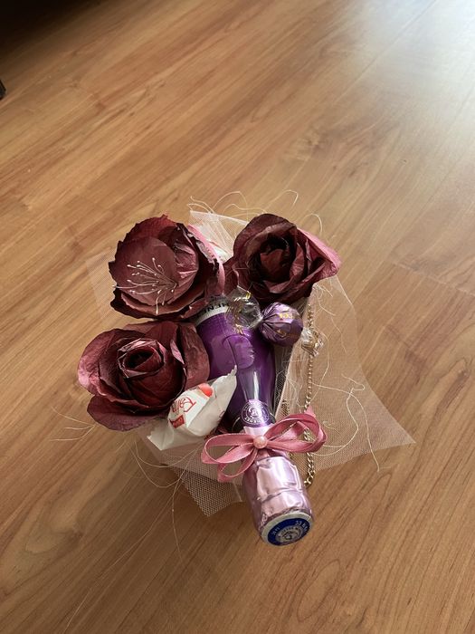 Ръчно изработени цветчета от хартия пенливо вино и